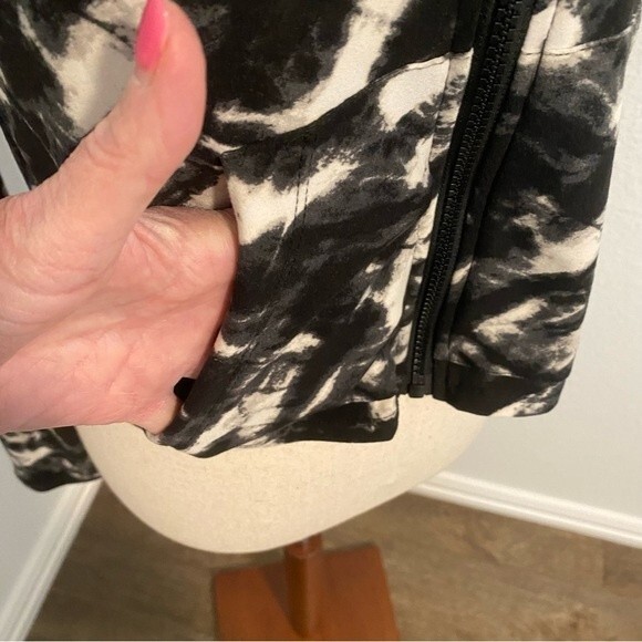 NWOT Cropped Black White Zip Front Hoodie Style Jacket Two Pocket Ultra Soft S - Picture 6 of 10